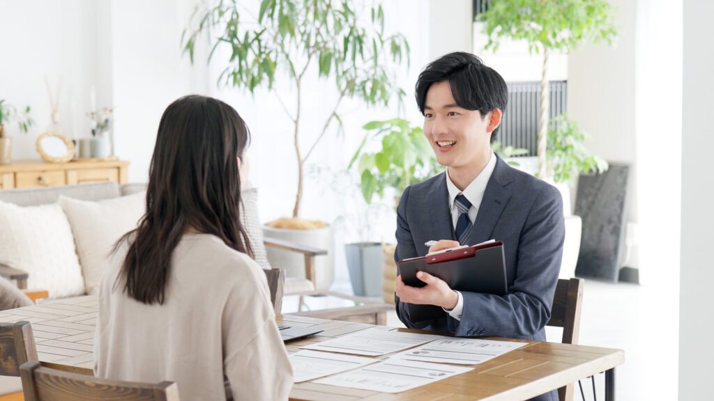 A direct salesperson speaking face-to-face with a customer.